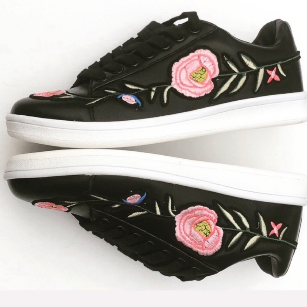 Gorgeous Sneakers With Floral Design